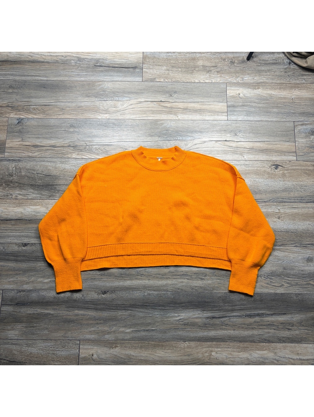 Free people woman’s cropped body sweater, good condition, size XL